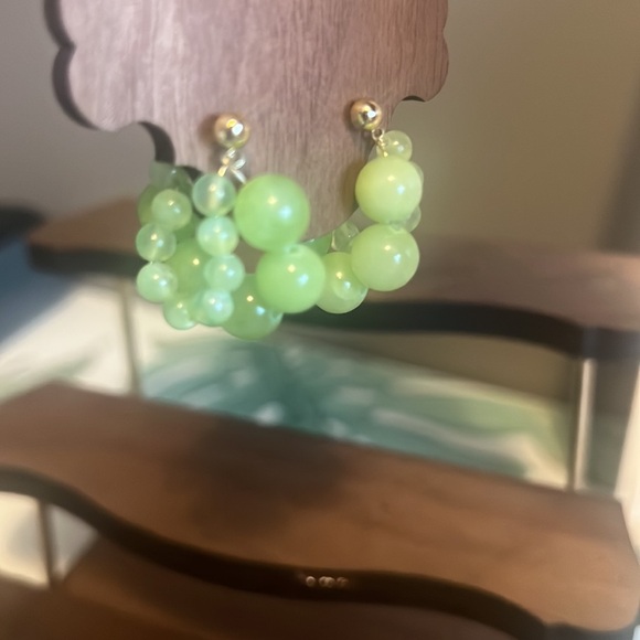 Elegant Vintage Green Beaded Earrings - Picture 3 of 8